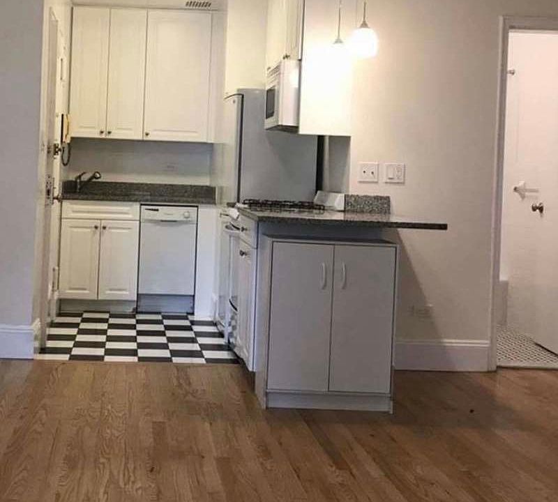 1st image of 131 E 61st St #2R