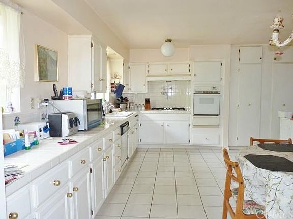 Spacious Kitchen with breakfast area