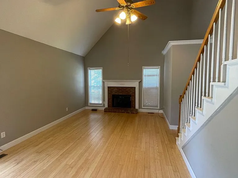 1130 Stone Brook Ln — Photo 2