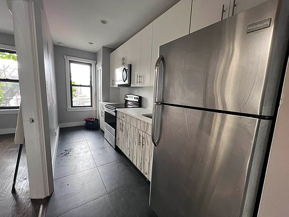 3rd image of 3410 Beverley Rd #8
