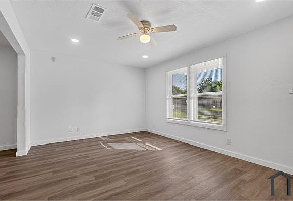 5th image of 541 NW King St