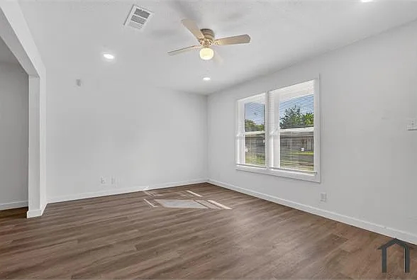 541 NW King St — Photo 5