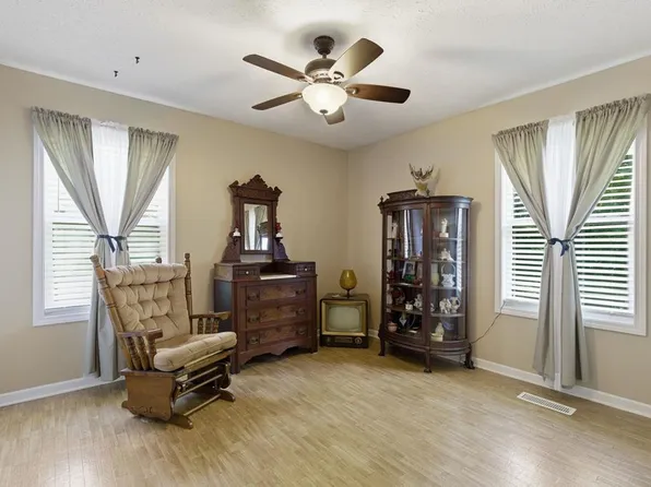 432 2nd St, Big Sandy, TN 38221