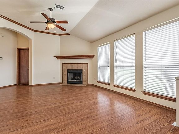 3rd image of 824 Elm Creek Dr