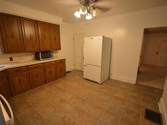 4th image of 148 E Emerson St