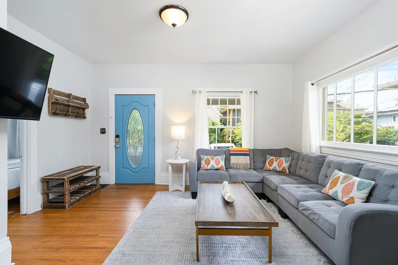 3 bed, 1.0 bath, 893 sqft, $6,202 — Photo 4