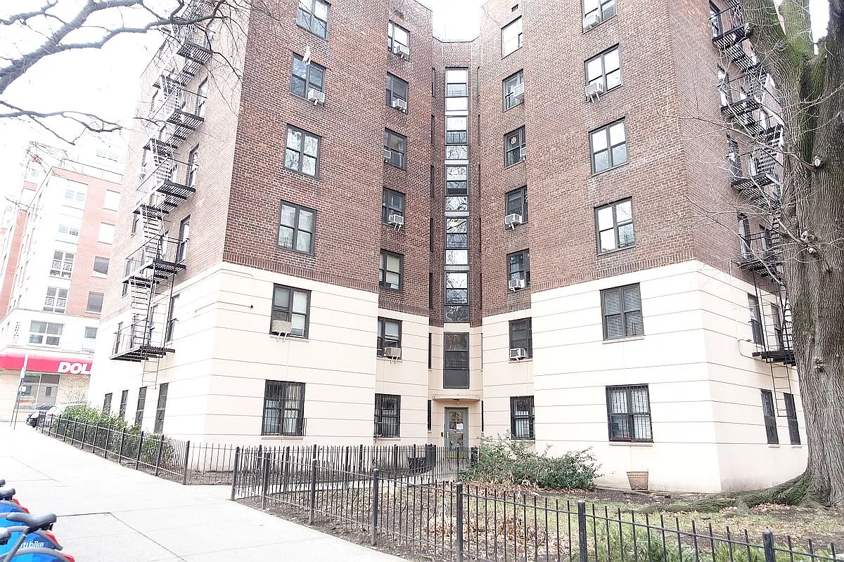 4489 Broadway APT 2E photo 1