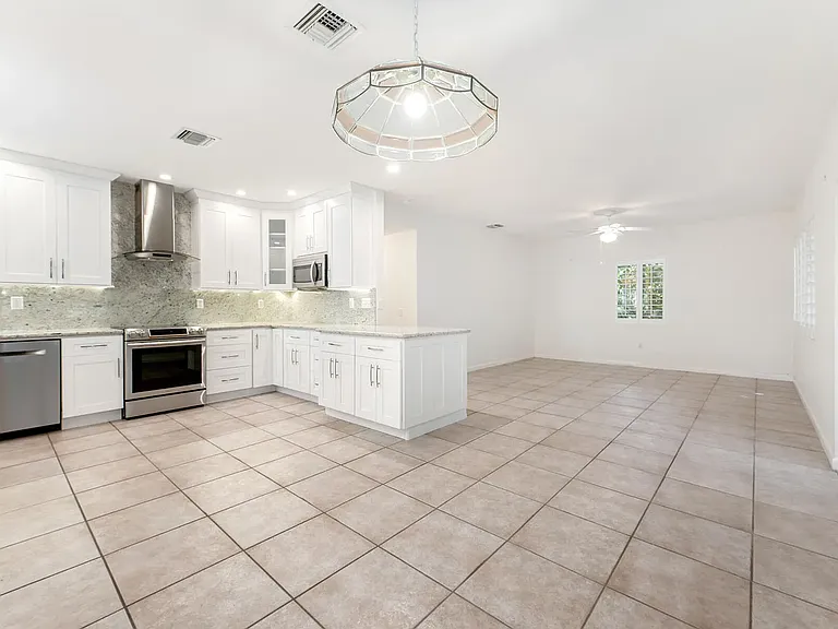 247 Bay Dr — Photo 16