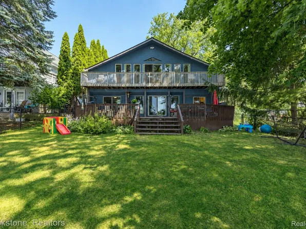 3235 McCormick Dr, Waterford, MI 48328