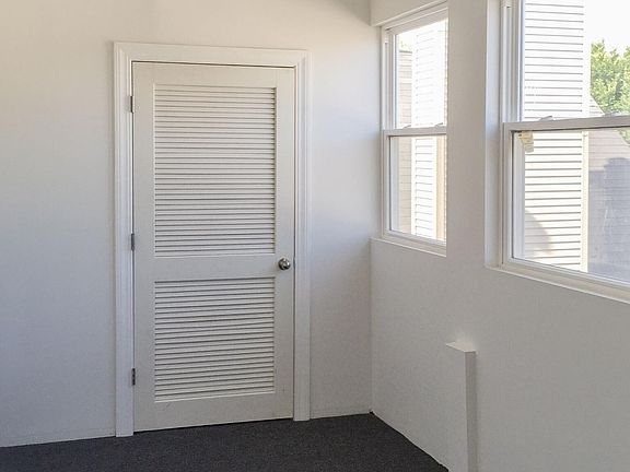 3rd image of 3641 N Paulina St #3