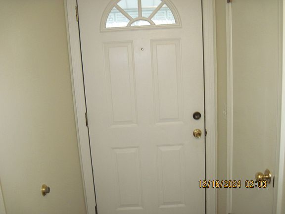 3rd image of 1029 Edna St SE
