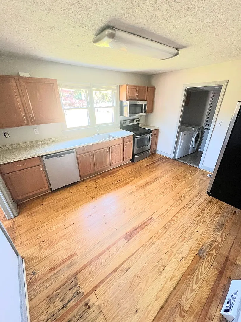2 Bedroom Home in Amherst County — Photo 2