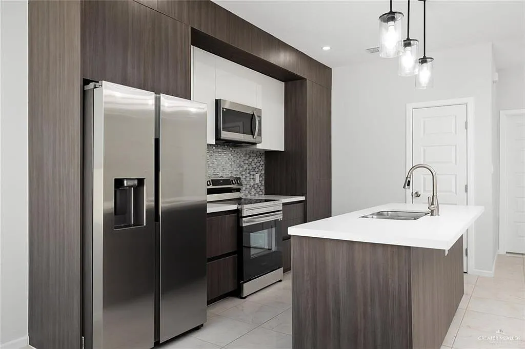 3 bed, 2.5 bath, 1700 sqft, $1,900 — Photo 4