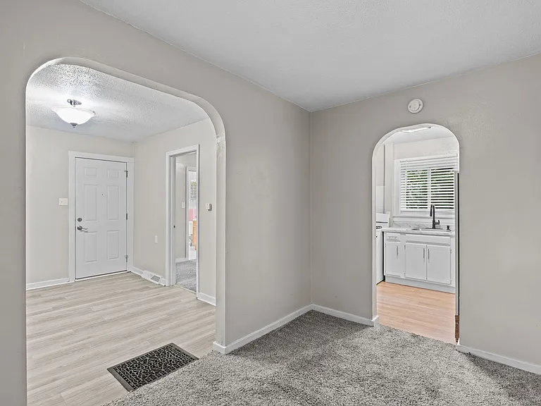 2936 N Hanley Rd — Photo 8