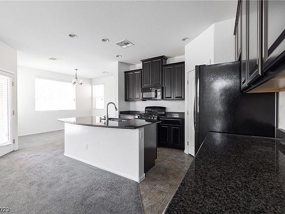 3rd image of 9325 Pearblossom Sky Ave