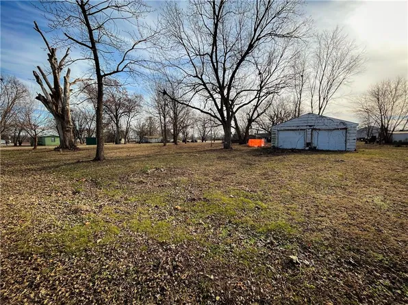 402 S Broadway St, Lacygne, KS 66040