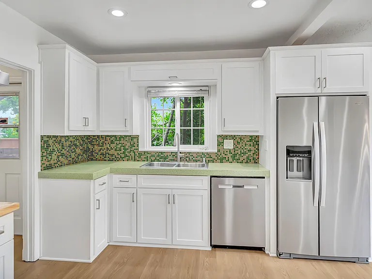 546 S Beachwood Dr — Photo 32