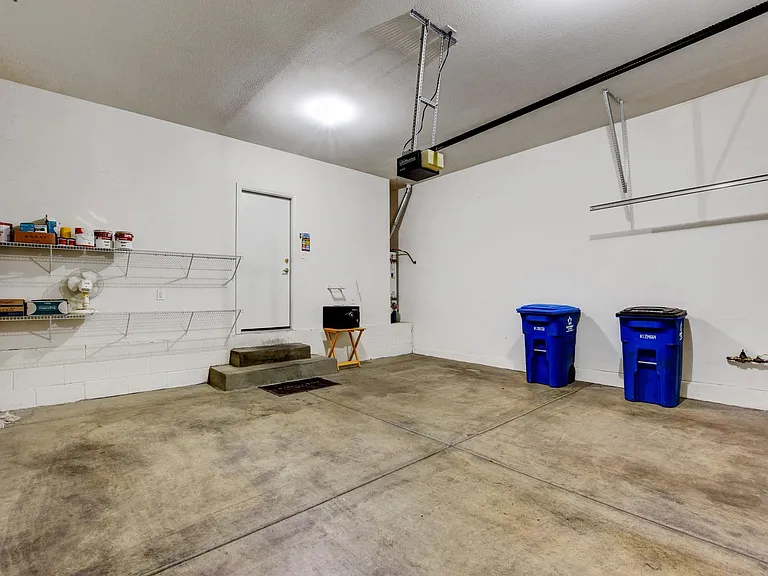 251 Queens Ct — Photo 31