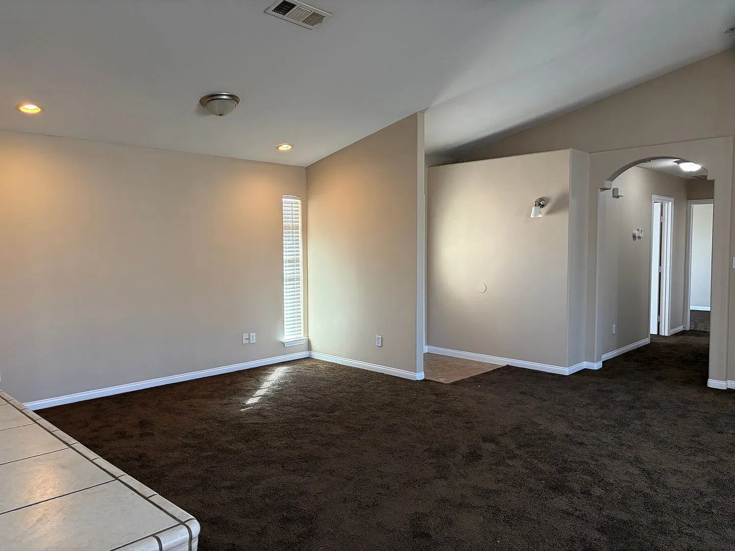 Spacious 3 bdrm/2 bath Home w/Large Primary Suite & Fenced Yard $1800 Monthly Rent — Photo 2
