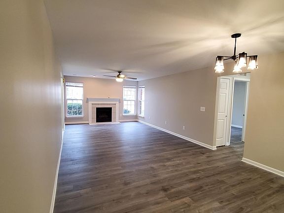 4th image of 44346 Lakepointe Dr