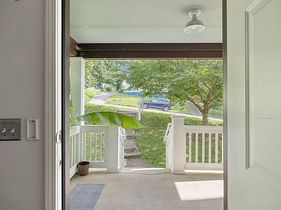 3rd image of 1007 Glenview Dr