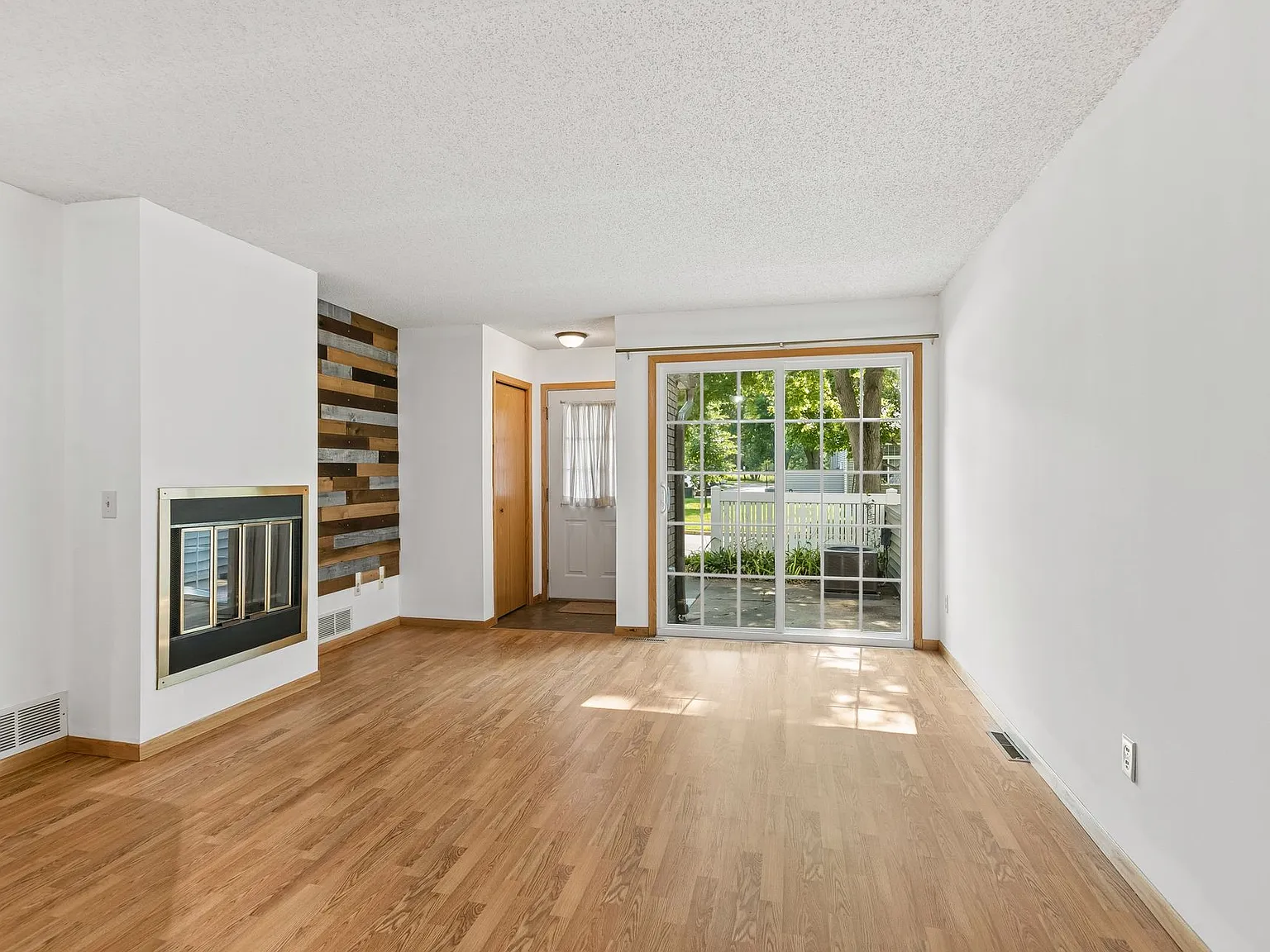 2 bed, 1076 sqft, $1,745 — Photo 4