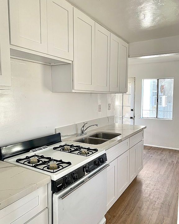 1st image of 2359 Cowlin Ave