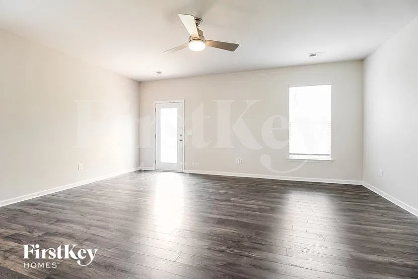 4 bed, 3.0 bath, 2025 sqft, $2,160 — Photo 3