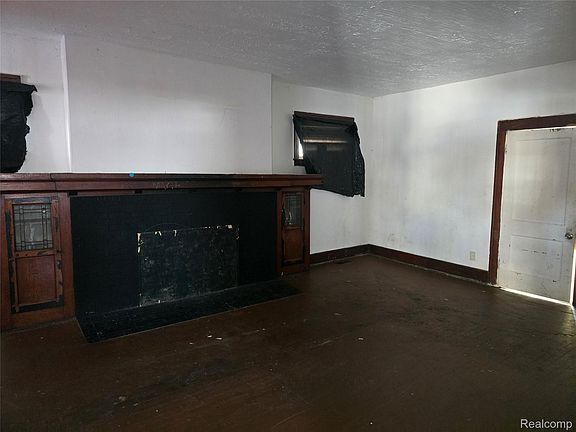5th image of 148 Winona St