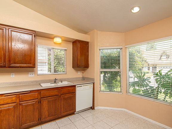 4th image of 14021 Hillcrest Dr