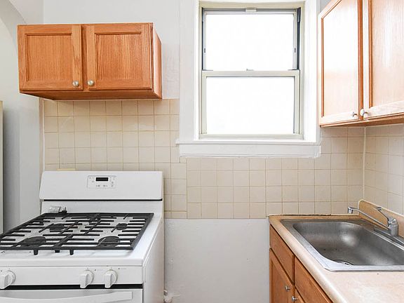 2nd image of 5117.5 W Montrose Ave #B3