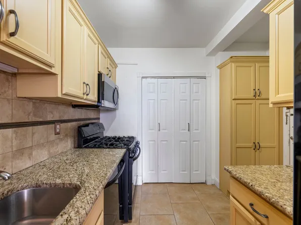 9 Fordham Hill Oval image 4 of 9