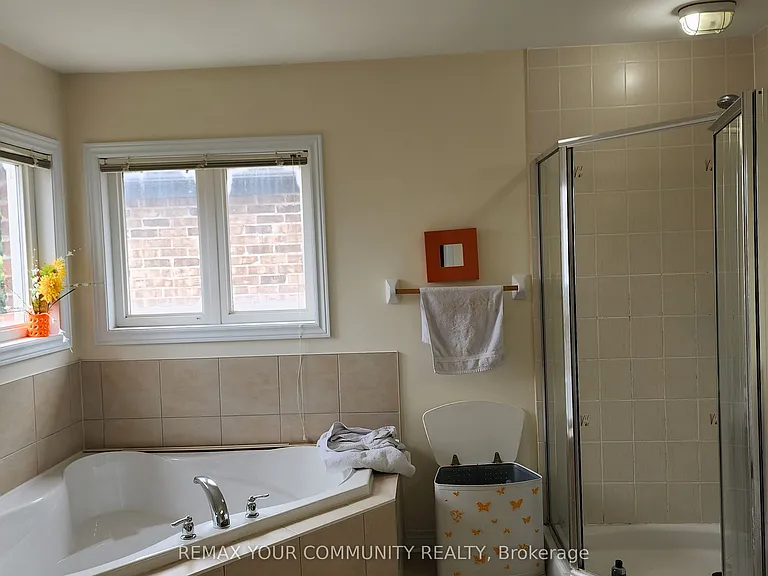 3 Prince Of Wales Dr — Photo 18