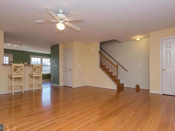 3rd image of 302 Crescent Blvd