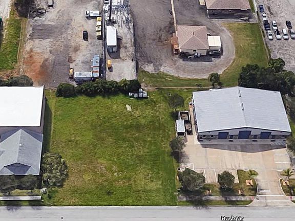 3rd image of 2925 Bush Dr