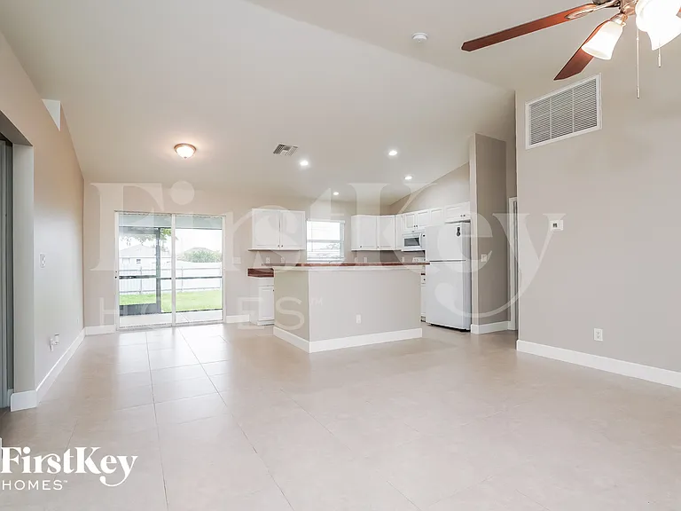 2031 NE 9th Pl — Photo 2
