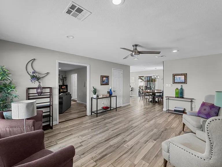 208 E Oxford Dr — Photo 16