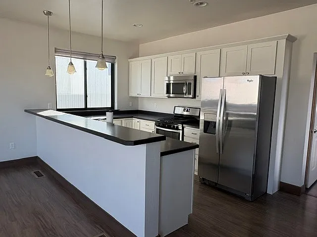 Studio, 700 sqft, $1,700 — Photo 4