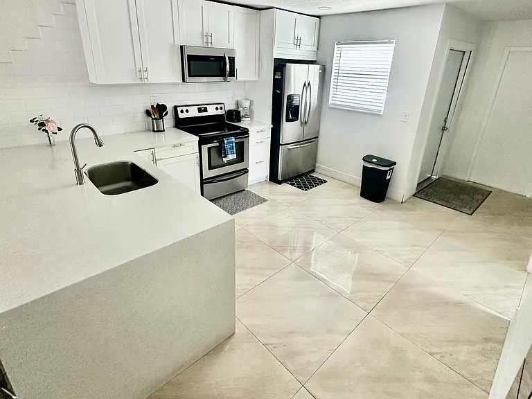 5733 SW 24th Ave — Photo 9