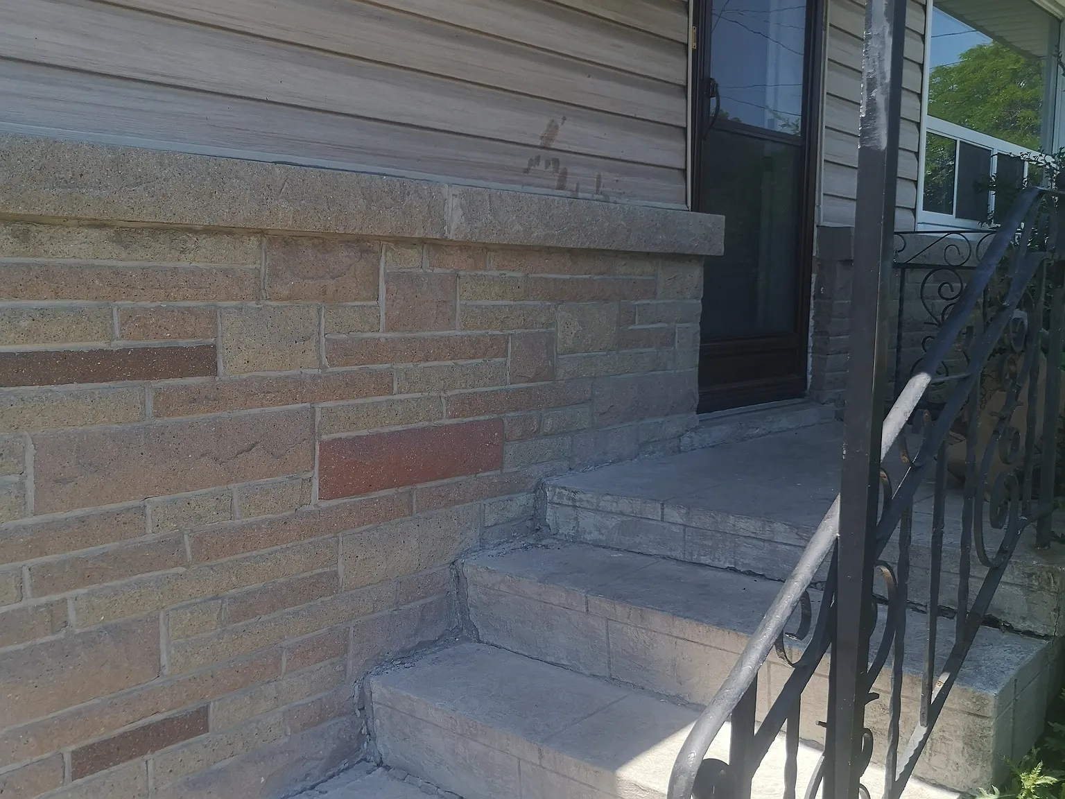 3 Bedroom Main Floor Minutes From Limeridge Mall — Photo 2