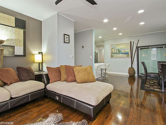 05_870NMILWAUKEE_Unit404_165_LivingRoom_HiRes