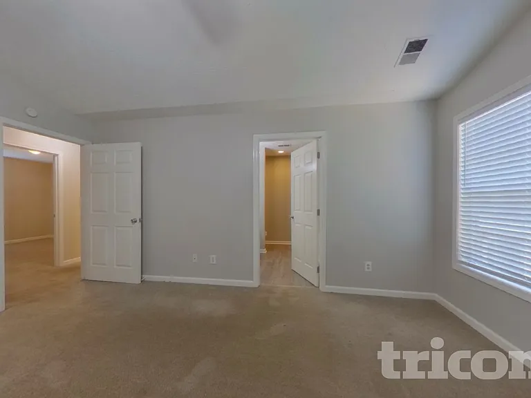 726 Westbury Dr — Photo 8