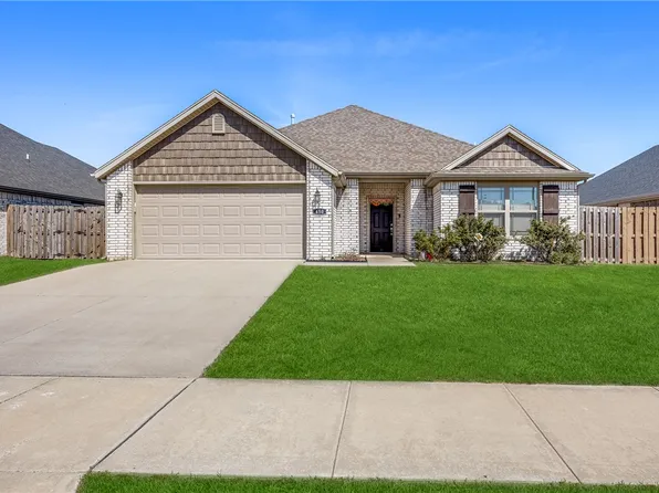 450 Holly St, Centerton, AR 72719