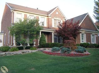 25620 Hillsdale Dr, Novi, MI 48374