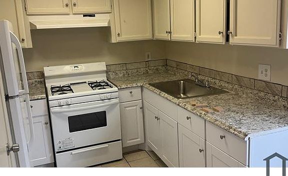 5th image of 3925 E Clay Ave