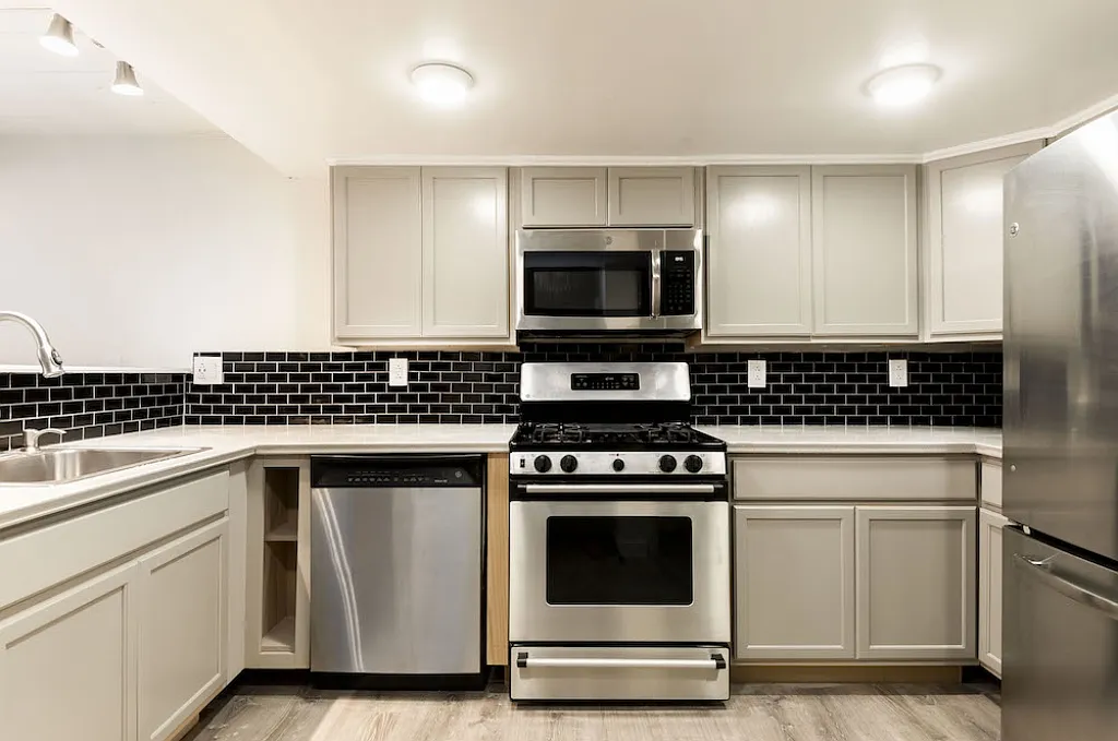 Juniper East — Photo 1