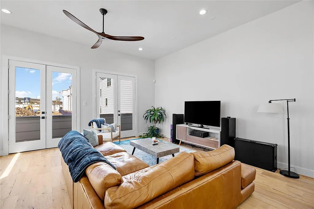 3 bed, 3.5 bath, 2088 sqft, $3,200 — Photo 2