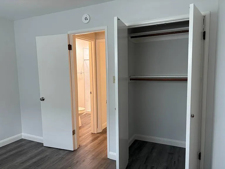 Claremont Park Apartments — Photo 6