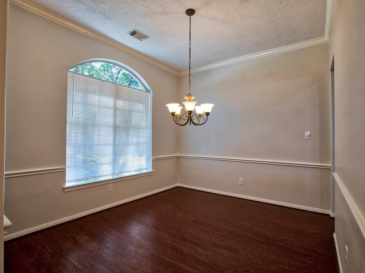 3 bed, 2.0 bath, 2148 sqft, $2,300 — Photo 3