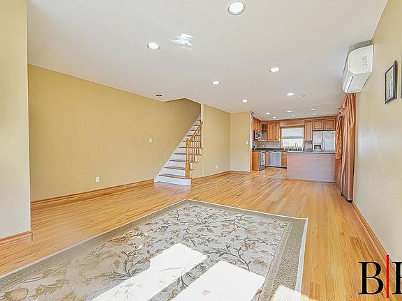 4th image of 2660 E 63rd St #1